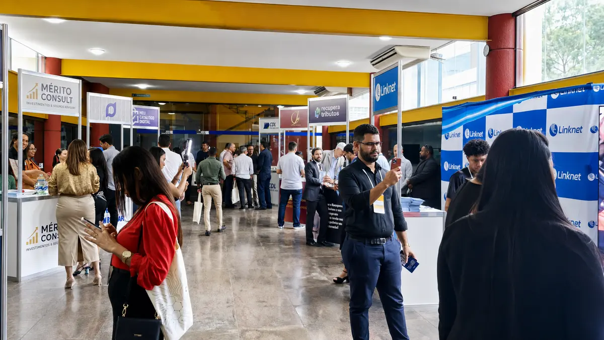 Ambiente de networking e estandes de patrocinadores