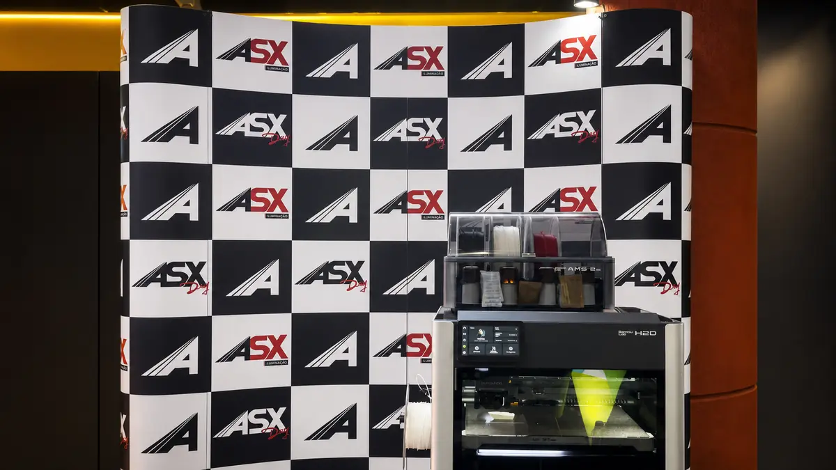 Impressora 3D em funcionamento no estande da ASX